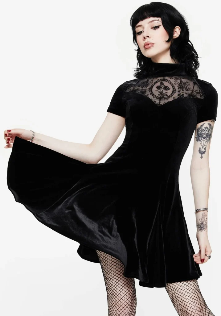 Cameo Hoch Hals Beflockt Mesh Insert Skater Mini Kleid